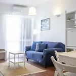 Apartment Bright 2br With Private Balcony - Beach, By Hopstays