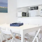 Bright 2br With Private Balcony - Beach, By Hopstays شقة
