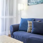 Apartment Bright 2br With Private Balcony - Beach, By Hopstays