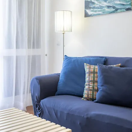 Lägenhet Bright 2br With Private Balcony - Beach, By Hopstays