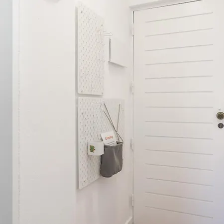 Апартаменты Bright 2br With Private Balcony - Beach, By Hopstays *