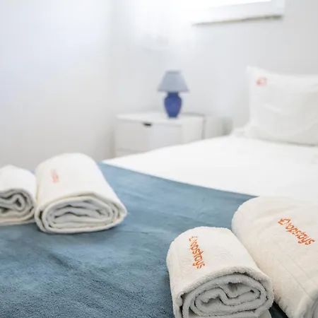 Bright 2br With Private Balcony - Beach, By Hopstays