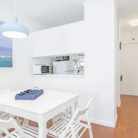 Bright 2br With Private Balcony - Beach, By Hopstays *